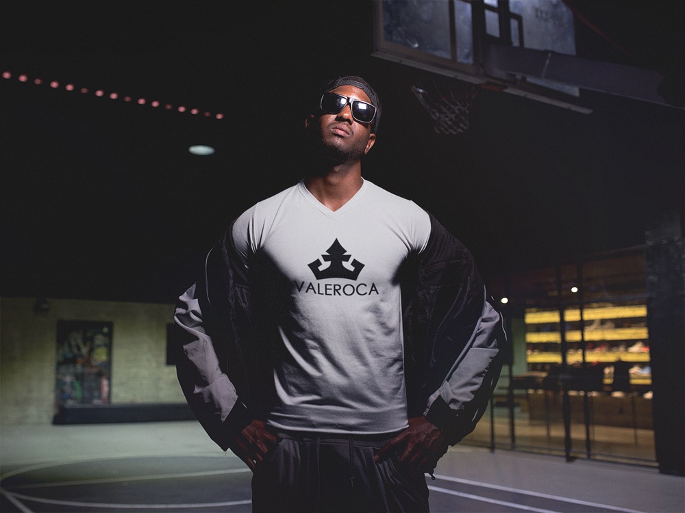 v-neck-tee-mockup-of-an-urban-guy-at-a-basketball-court